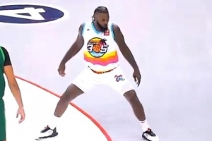 hth体育-骚气不减当年Big3史蒂芬森晃翻对手+急停跳投命中 大秀招牌舞