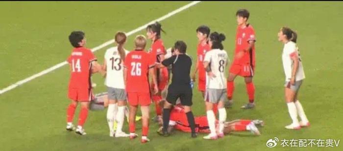 hth体育-争议！中国女足10号询问韩国队员伤势被一巴掌推倒 解说：不友好