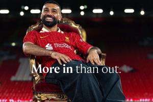 华体会官网入口-续约也逆转利物浦海报玩萨拉赫文字梗：曾称离队可能大于留队