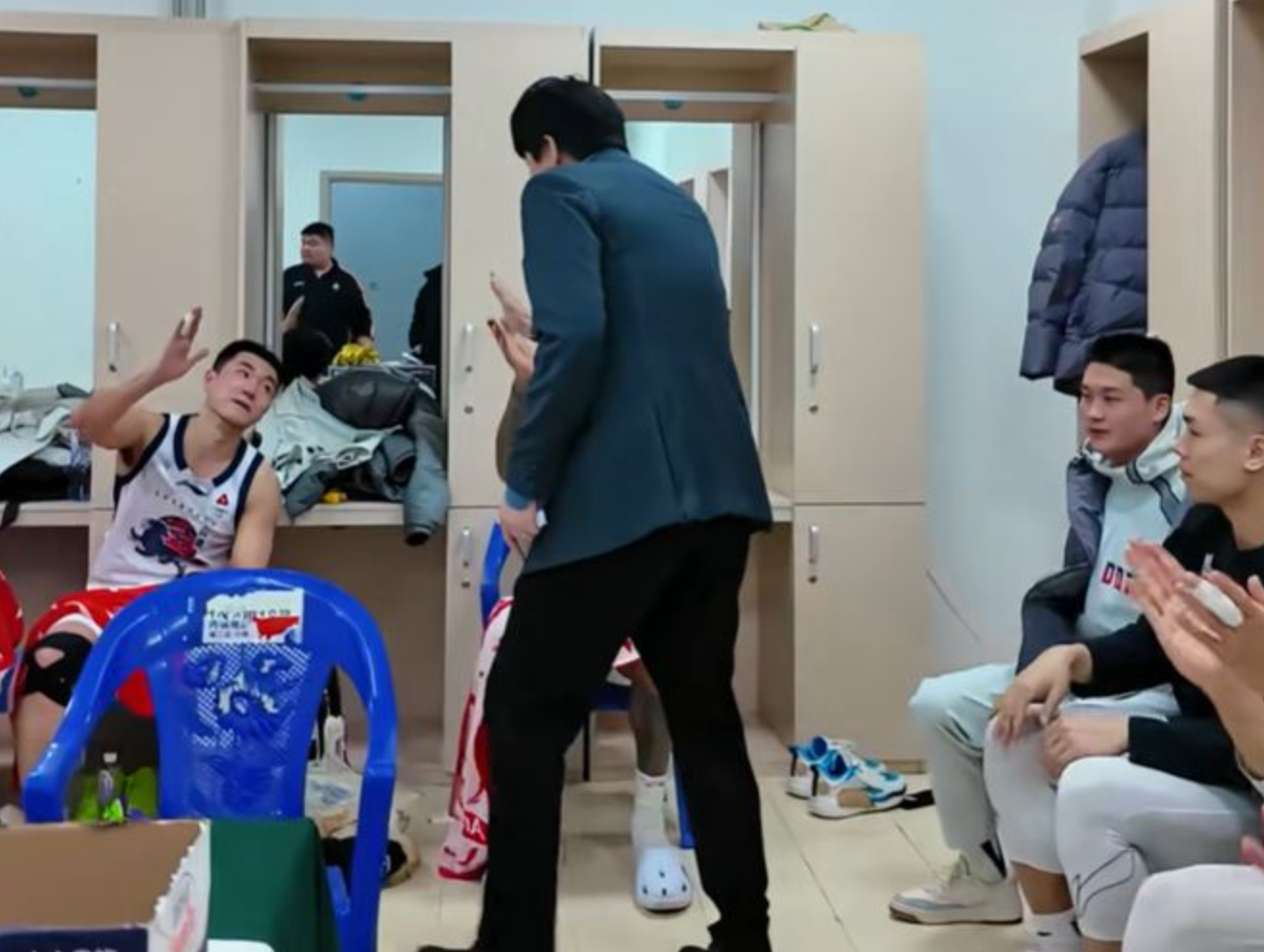 hth体育-赢辽宁5分！山东队连续庆祝，邱彪更衣室讲话内容曝光